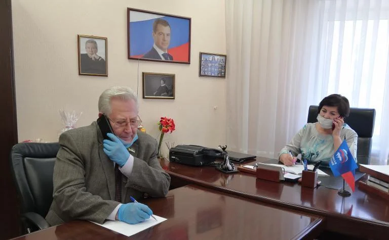 Есть вопросы - звоните: дистанционный диалог депутатов и жителей города продолжается