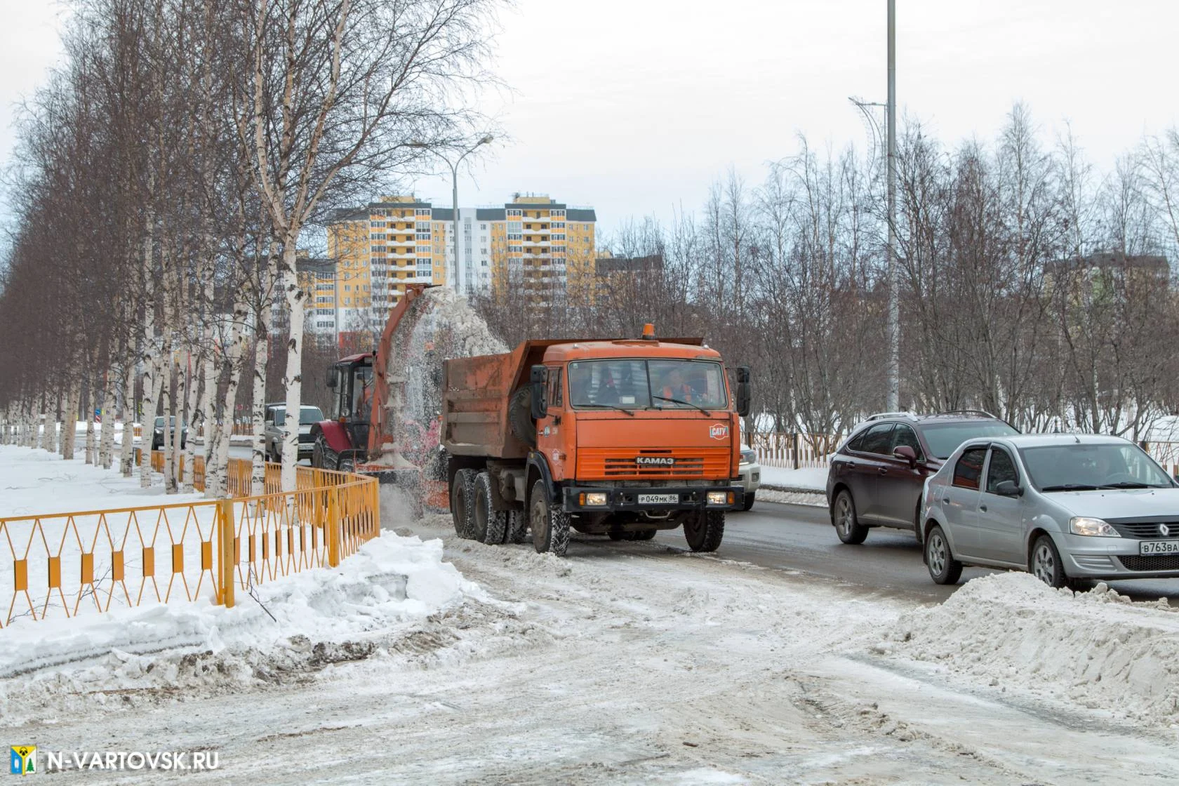 Работы по уборке и вывозу снега не останавливаются /ФОТО/